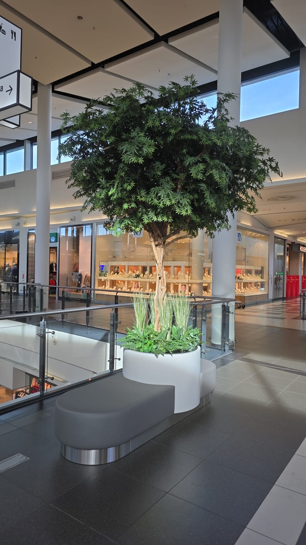 Realizacja Edylux z dekoracją roślinną premium we wnętrzu